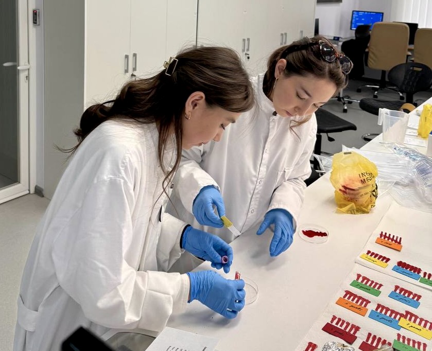 Alina and Klara working in the laboratory